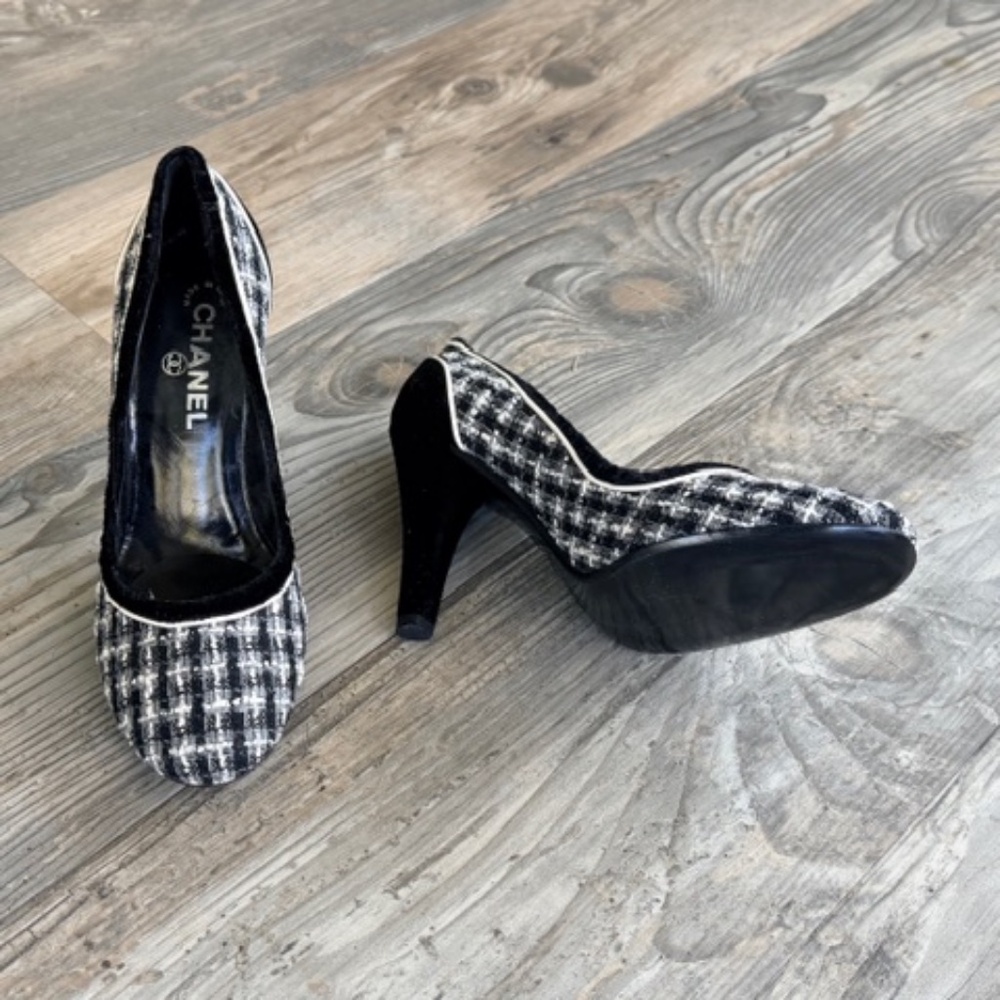 Never worn - Chanel tweed and suede 3" pumps